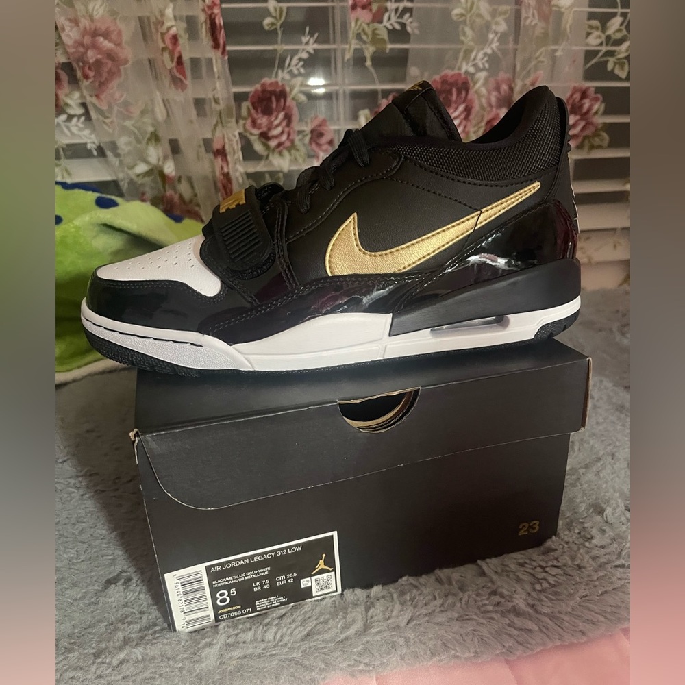 Air Jordan - Picture 3 of 5